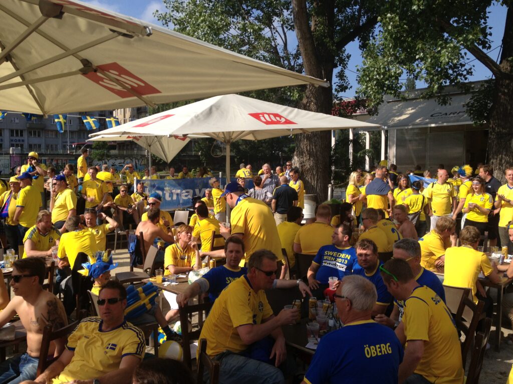 Svenska fans på plats på Hermann Bar